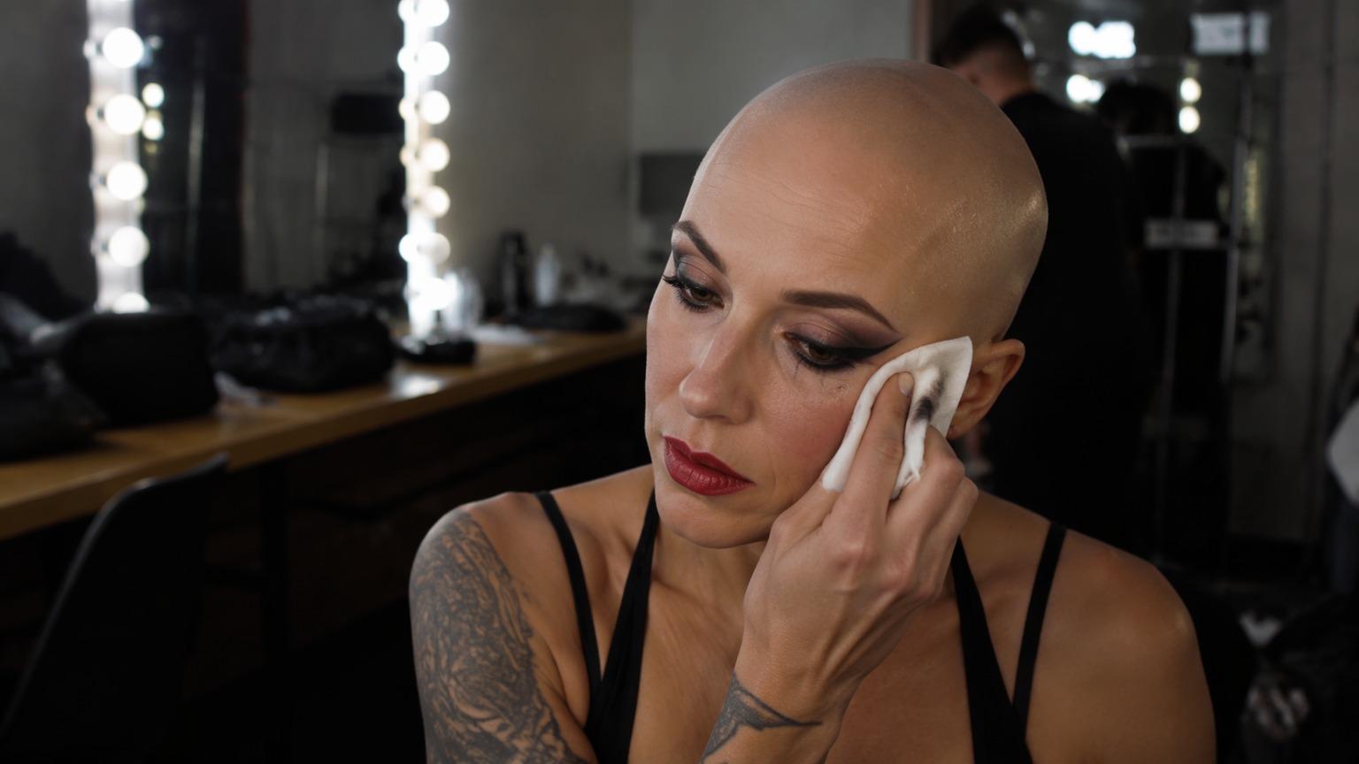 Dreamina rimuovere il trucco dal video eroe esempio 3