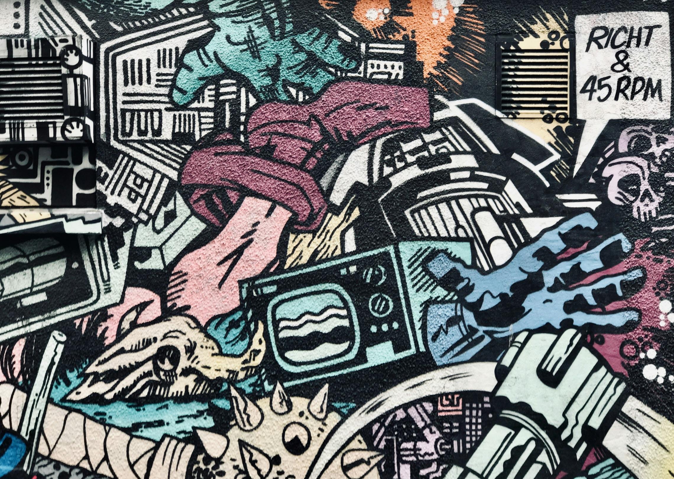 Hustý, surrealistický pouliční umělecký doodle s kombinací organických a mechanických forem
