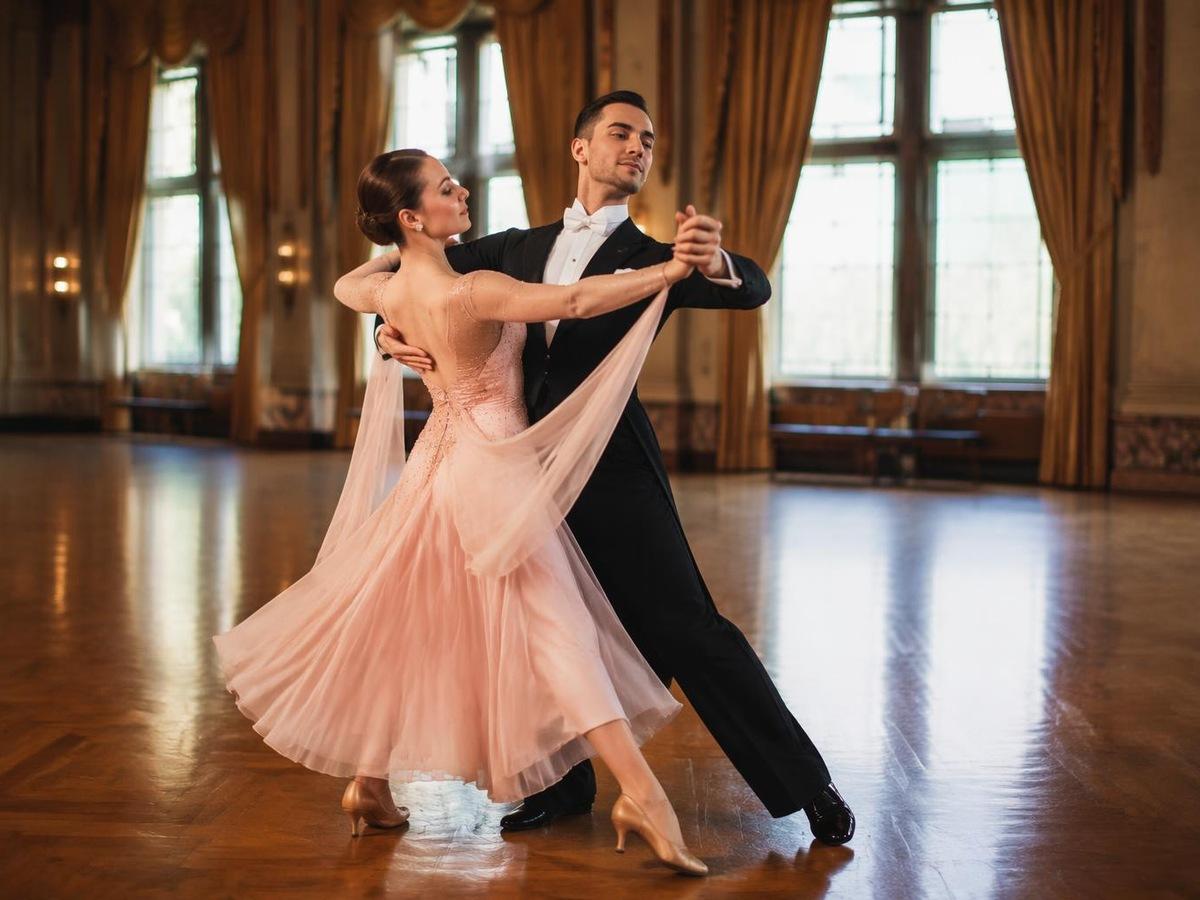 Kad gesaan penjana tarian ballroom AI foto sebenar yang berbeza 3 dalam 4: 3