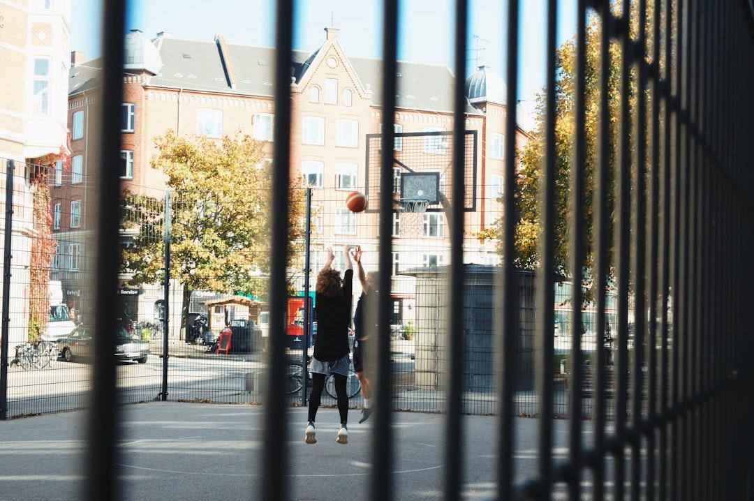 Một hình ảnh mạnh mẽ và mang tính biểu tượng của LeBron James trong hành động trên sân bóng rổ, trông tập trung và quyết tâm.
