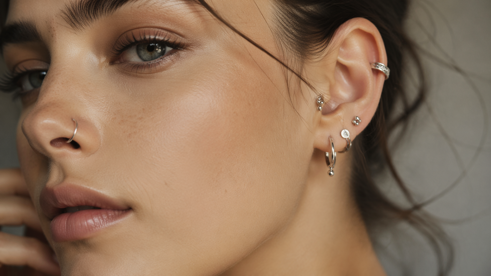 Dreamina piercing filter prompt exempel 5: Silver Smycken Närbild