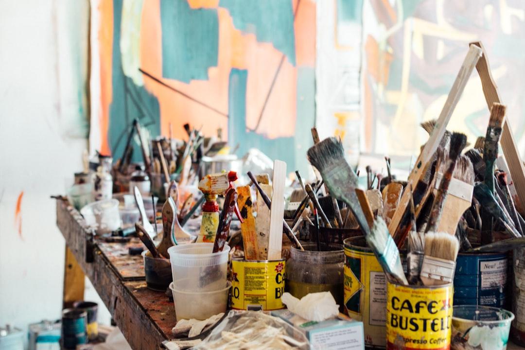 Ein Künstleratelier mit Leinwänden, Farben und Pinseln, die Kunst und Kreativität symbolisieren.