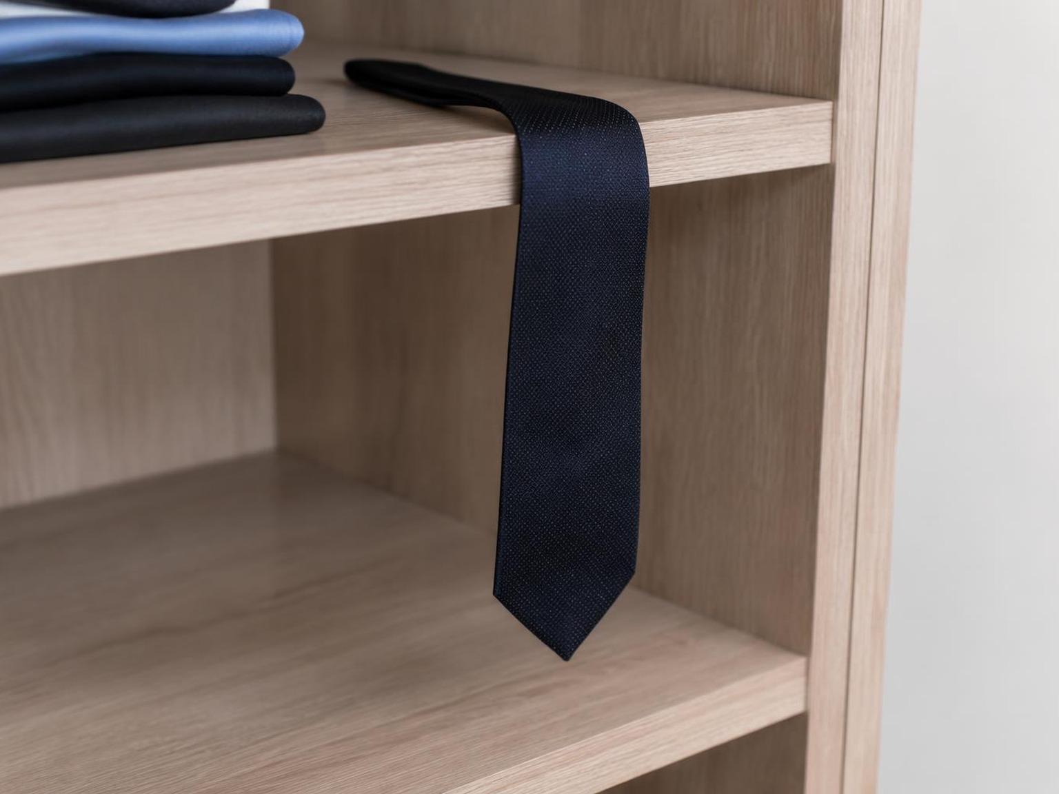 remove tie from video creator review avatar 4