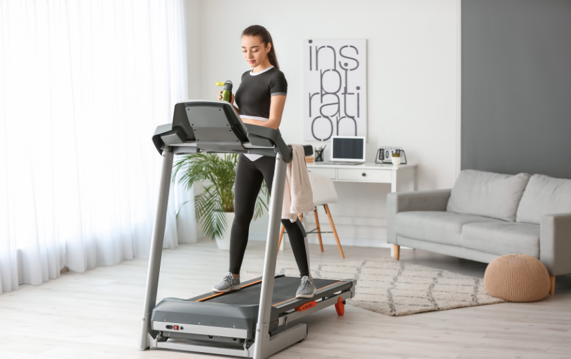 Frau auf einem Laufband in einem Heimfitnessstudio, ideal für Partnerprogramme, die Fitnessgeräte bewerben.
