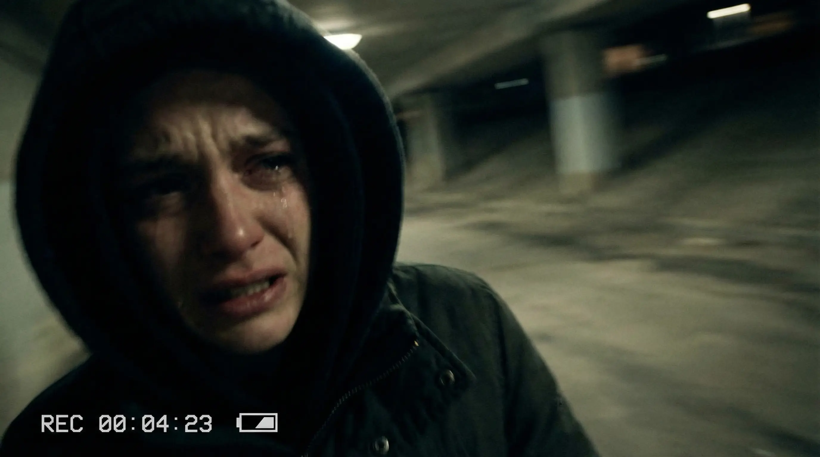 Schnelle Handkamera-Aufnahmen, die emotionales Chaos ausdrücken