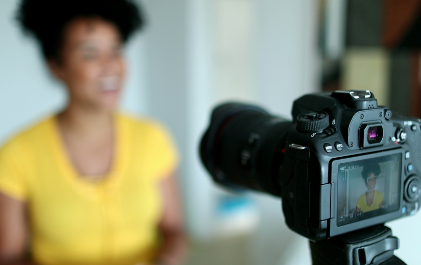 Innehållsskapare som spelar in en video med en DSLR-kamera och visar strategier för affiliate-marknadsföring för passiv inkomst