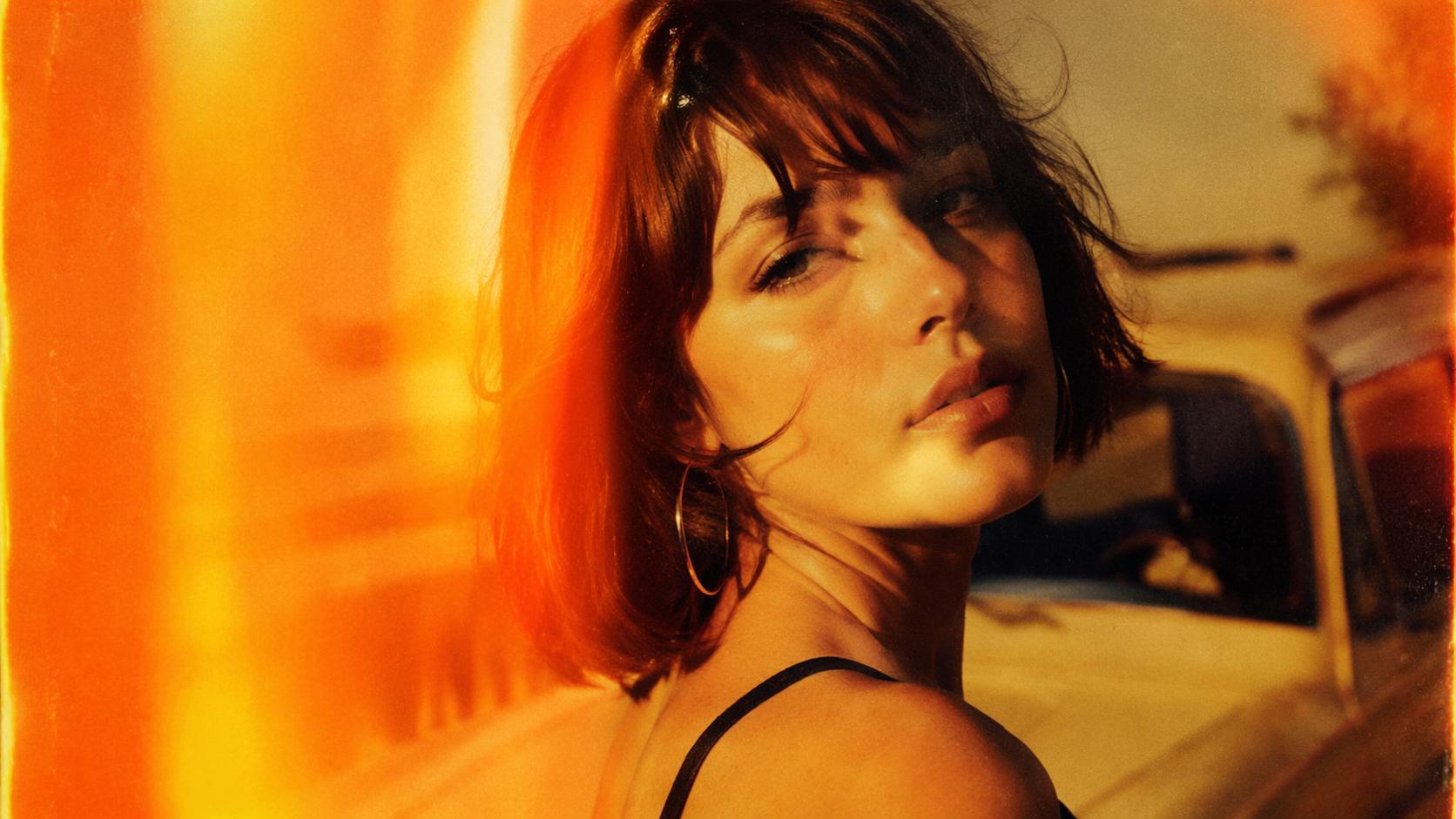 Dreamina film burn filter prompt esempio 2: Retro orange film burn