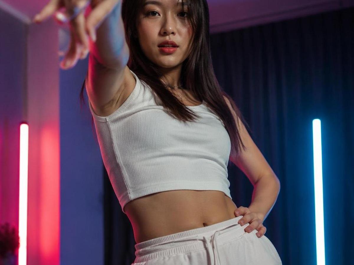 Generator de dans TikTok card prompt AI fotografie reală distinctă 1 în 4: 3
