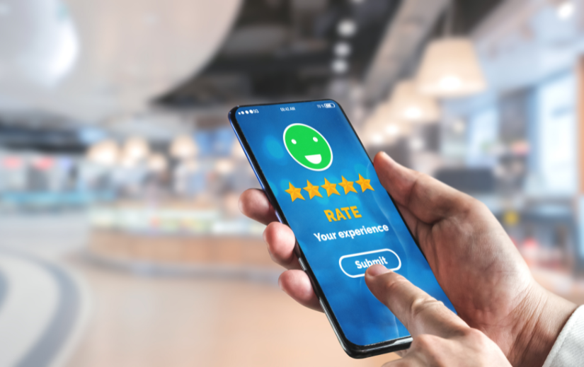 Iemand beoordeelt zijn ervaring op een smartphone, waarbij technieken voor betrokkenheid en behoud van eCommerce-klanten worden benadrukt.