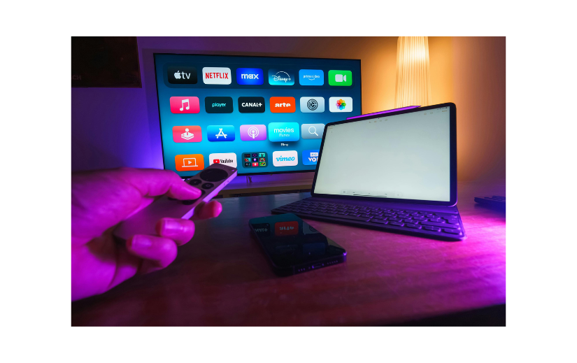تلفزيون ذكي مع تطبيقات البث وجهاز تحكم عن بعد وجهاز لوحي وهاتف - مثالي لأفكار قنوات YouTube المجهولة الهوية وإنشاء المحتوى.
