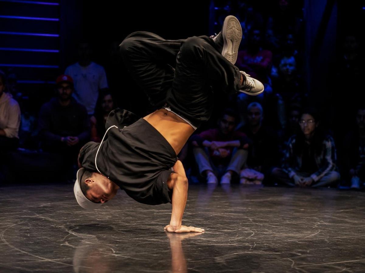 Kad gesaan penjana video breakdance AI foto sebenar yang berbeza 2 dalam 4: 3