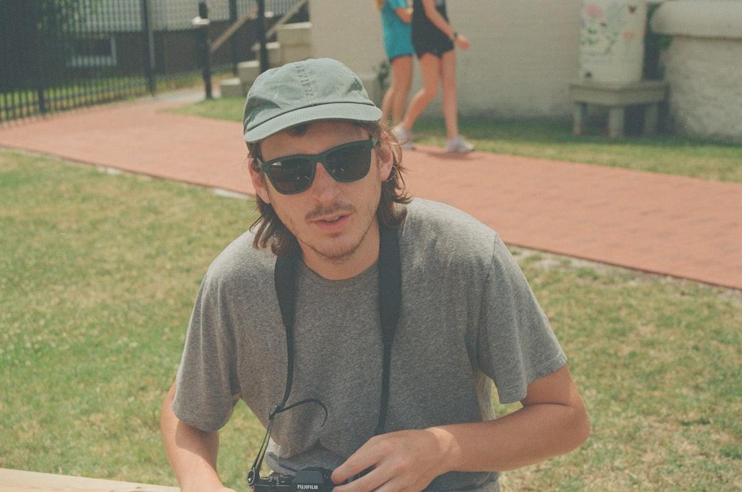 Dinamik, fütüristik bir arka plana sahip kamerayla konuşan bir vlogger