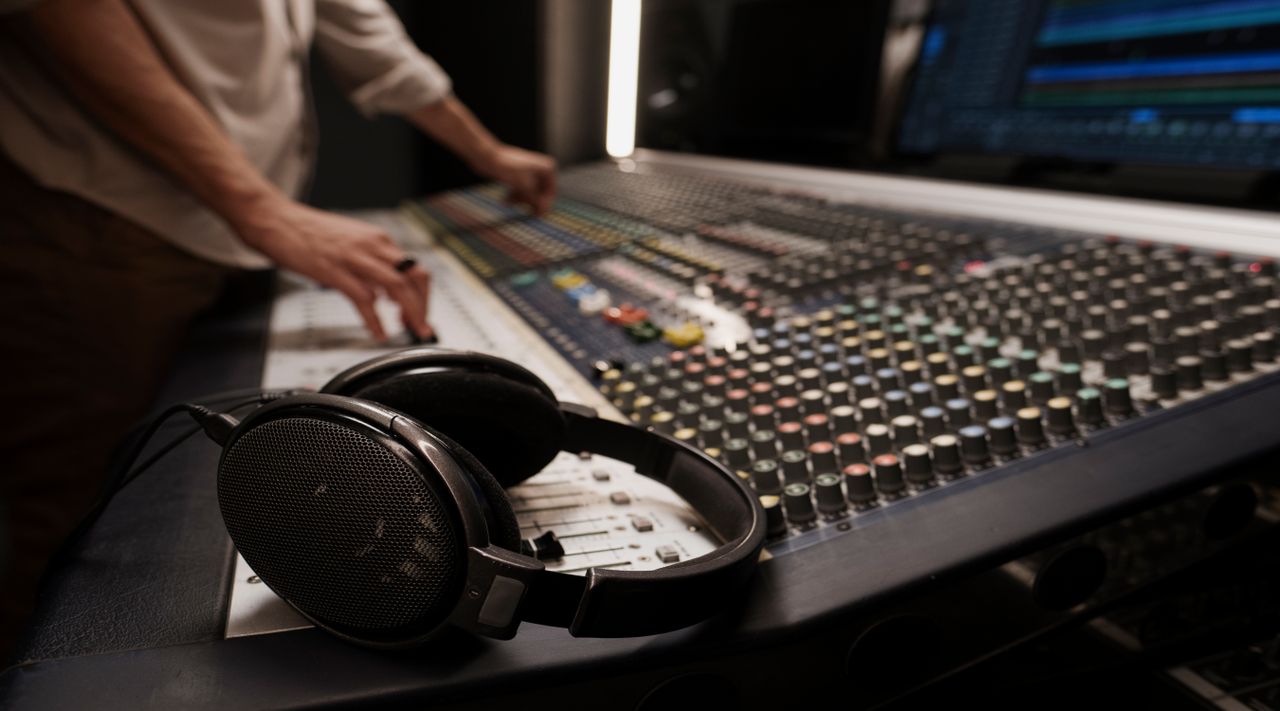 Un educatore che utilizza CapCut gli strumenti di mixaggio audio per creare un tutorial online chiaro e professionale.