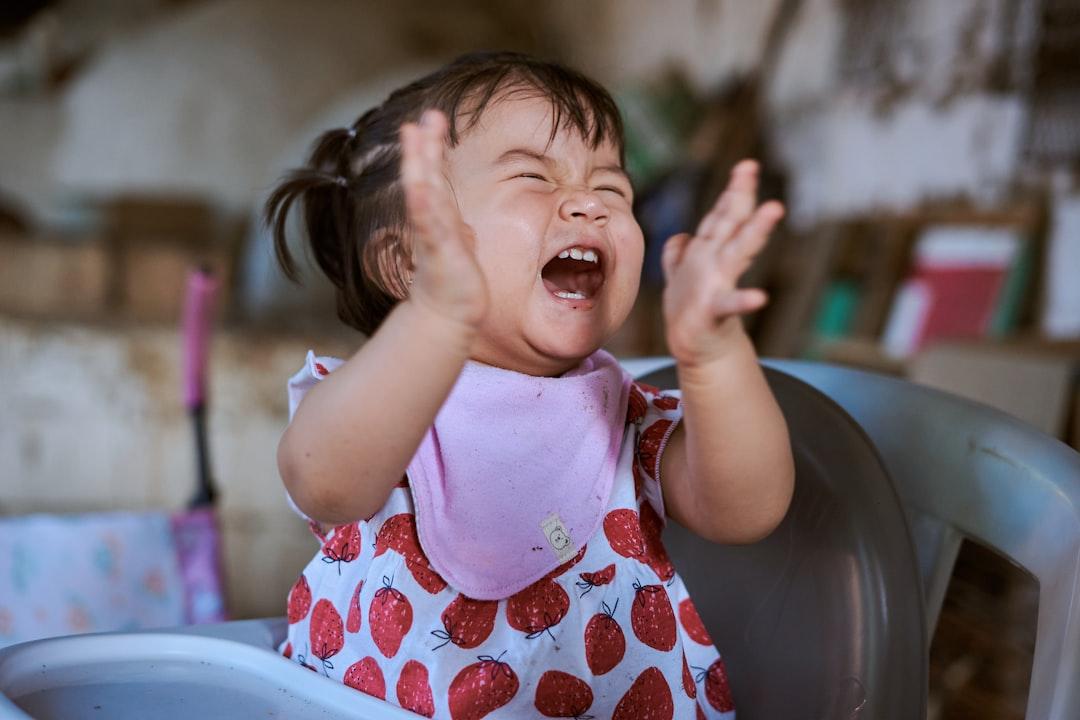 Một cháu gái cười khi đọc thiệp sinh nhật vui nhộn