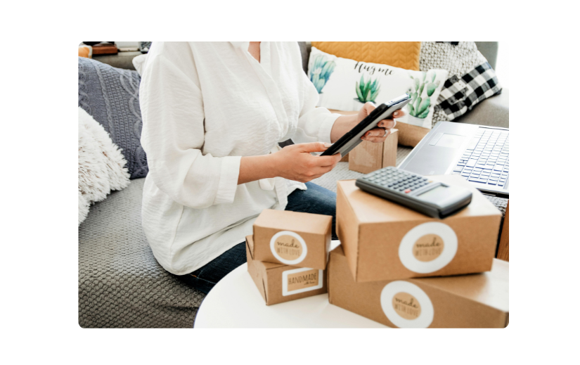 Usahawan menggunakan alat AI untuk eCommerce bagi menyelaraskan jualan dan pengurusan pesanan dengan automasi pintar.