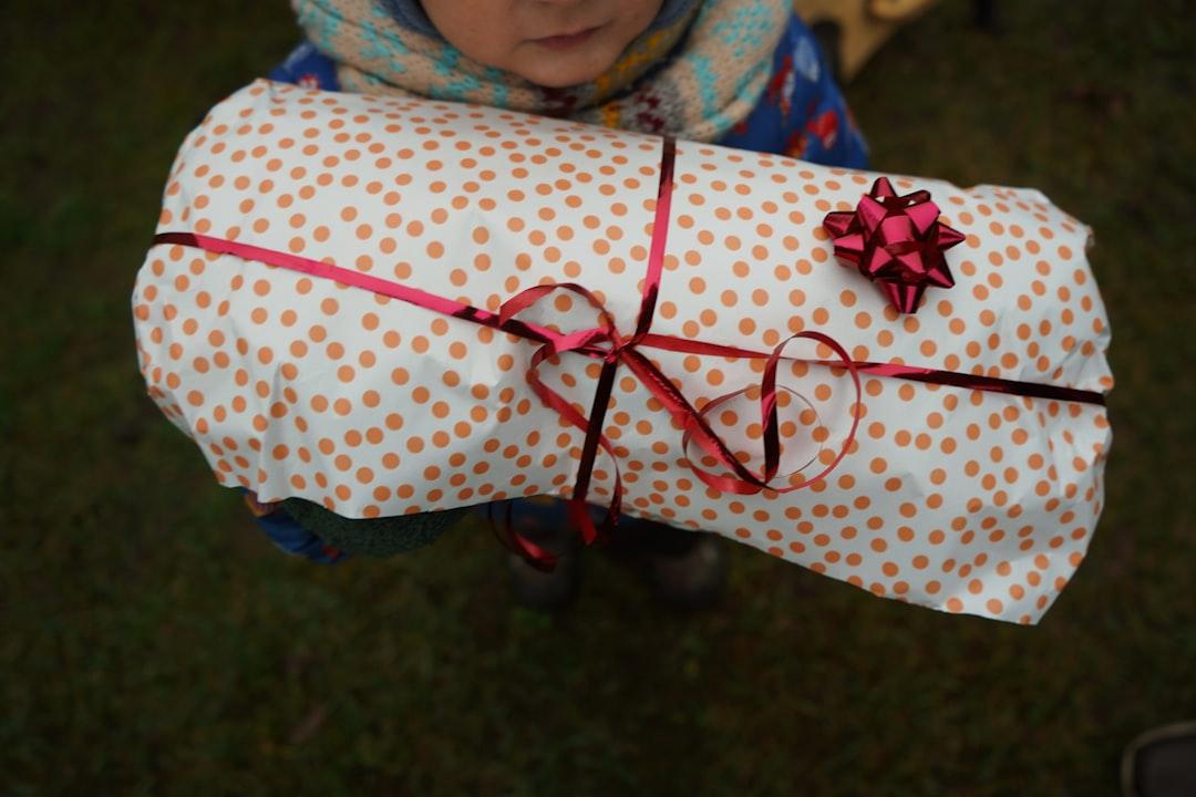 Ein wunderschön verpacktes Geburtstagsgeschenk mit einem Etikett mit der Aufschrift Für meine wunderbare Nichte