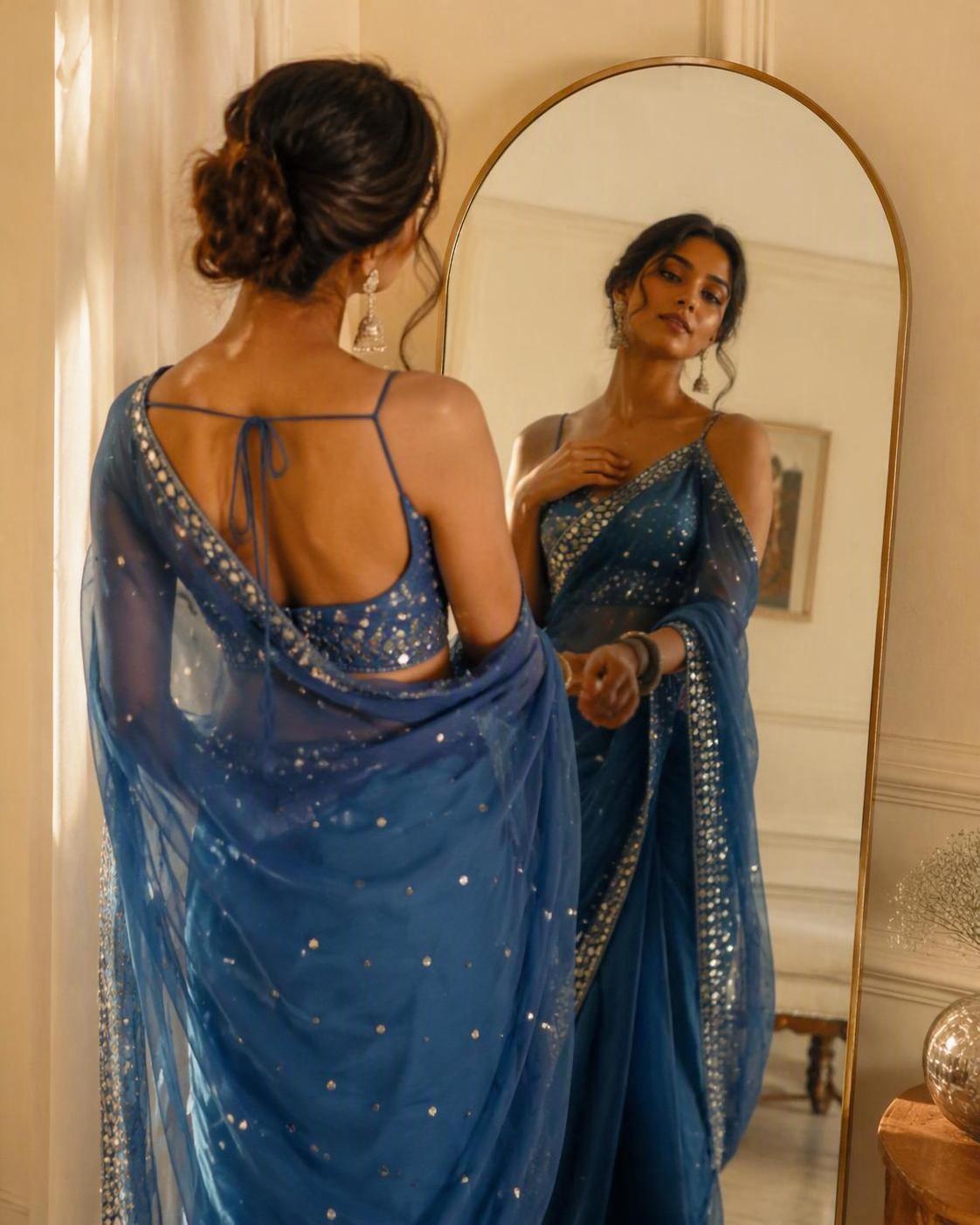 Pastellblaues Saree-Spiegelporträt mit elegantem Modestyling