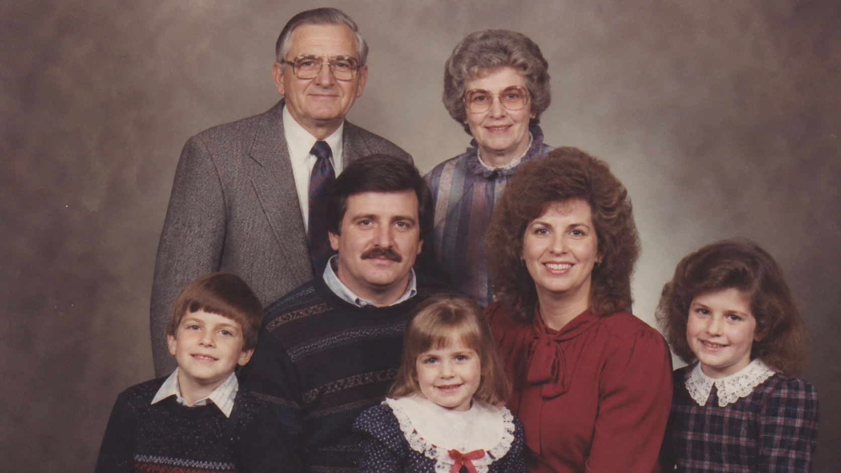 Familie-momentopname buiten met styling uit de jaren 80