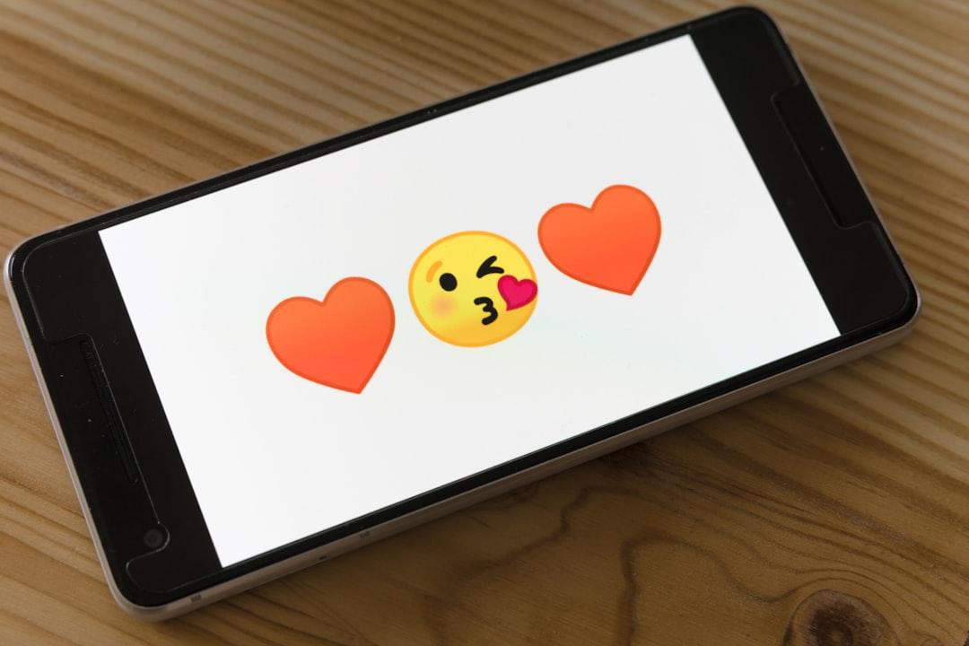 smartphone med hjärtat emoji kärleksmeddelande