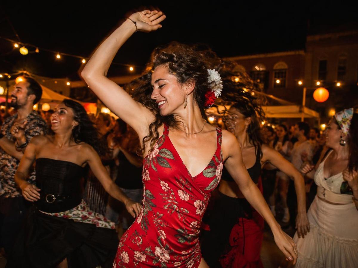 Festival dance video generator prompt cover 3 em 4: 3