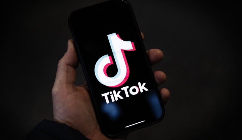 Logo TikTok pada skrin telefon pintar