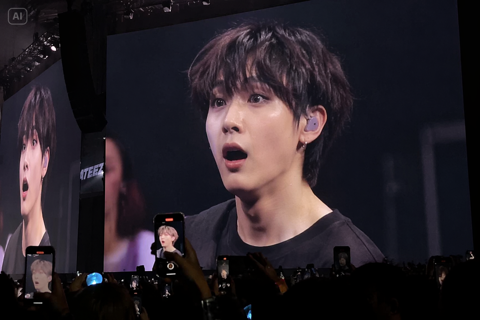 AI K-pop concierto jumbotron provoca beneficios