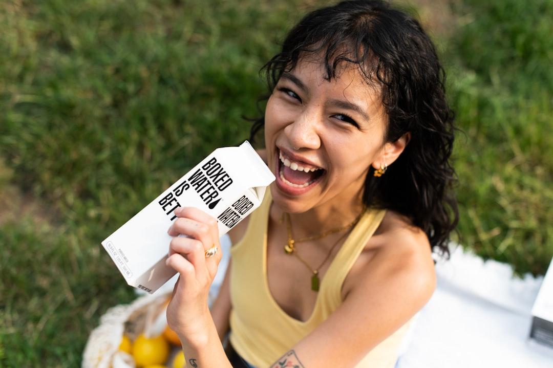 Una persona sorridente mentre legge un biglietto d'auguri.