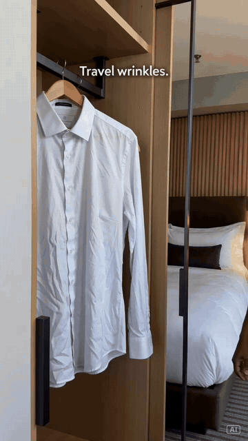 Baju putih tergantung di dalam almari di sebelah katil, dengan teks "Kedutan Perjalanan."