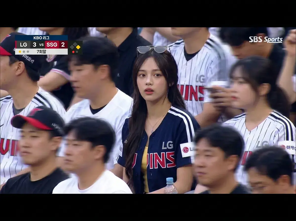 Recreate the Trending Baseball Fan Cam Aesthetic