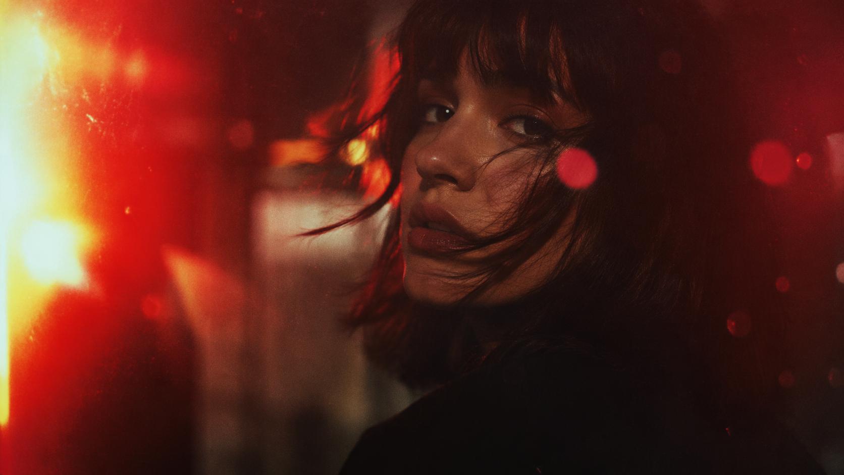 Dreamina film burn filter prompt esempio 6: Riflesso rosso cinematografico