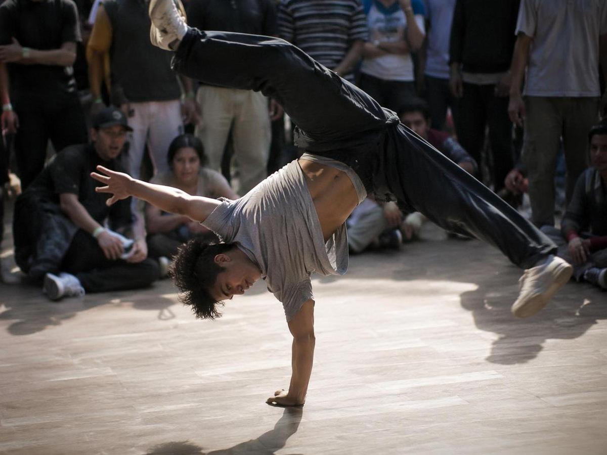 Kad gesaan penjana video breakdance AI foto sebenar yang berbeza 1 dalam 4: 3
