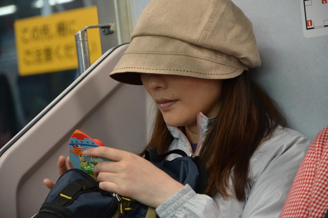 Una persona hablando con con un personaje de anime en su teléfono