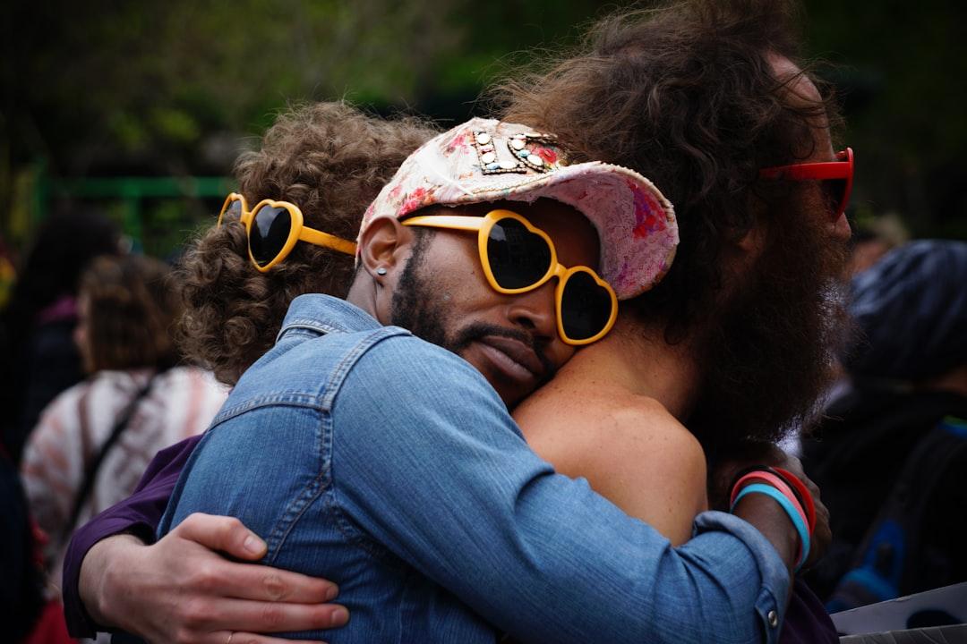 Due amici che si abbracciano calorosamente a una festa di compleanno.