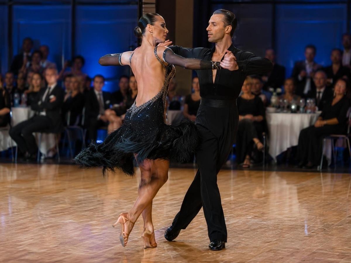 Kad gesaan penjana tarian ballroom AI foto sebenar yang berbeza 1 dalam 4: 3
