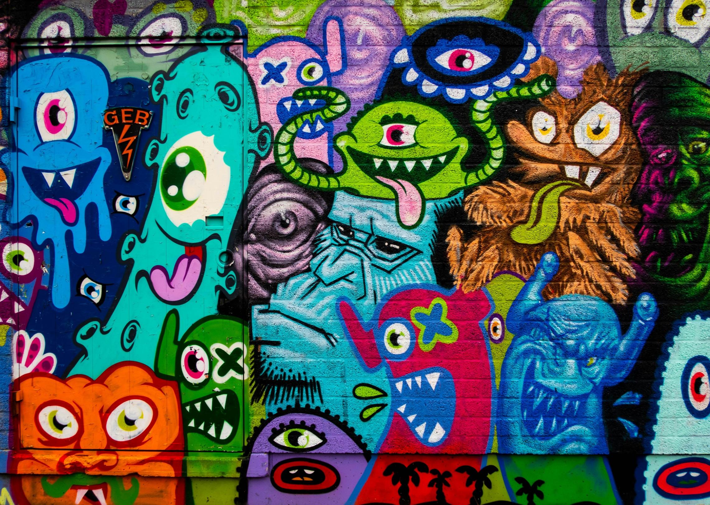 Une murale d'art de rue vibrante sur un mur de briques