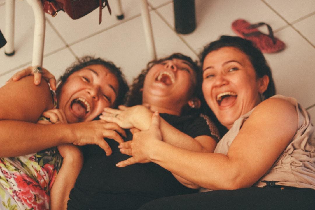 Un gruppo di amici che ridono insieme a una festa.