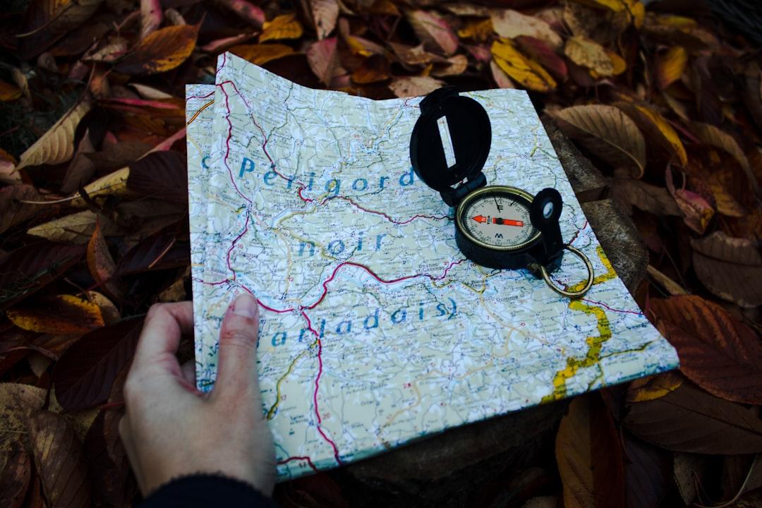 Otevřená kniha s vintage mapou a na ní kompas.