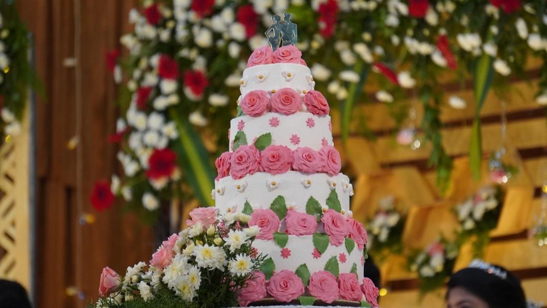 Kue pengantin yang dihias dengan indah dengan bunga