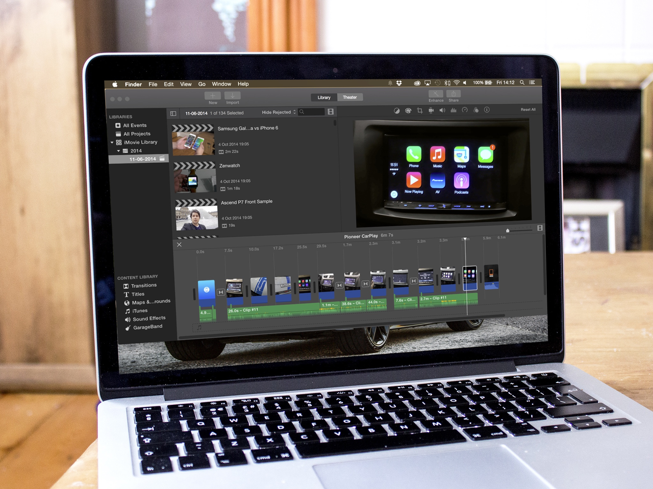 Rozhraní iMovie zobrazující recenzi iMovie Mac