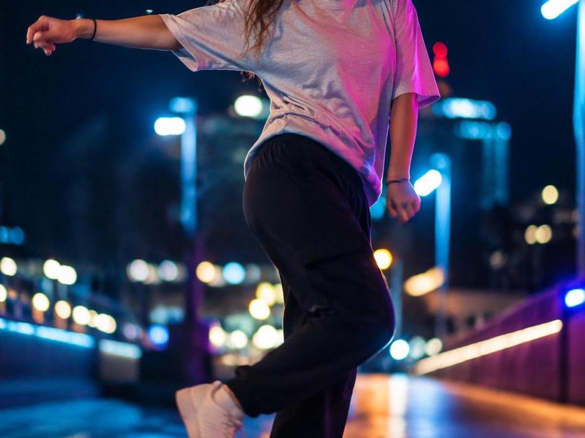 AI shuffle dance generator kartu prompt foto asli yang berbeda 3 dalam 4: 3