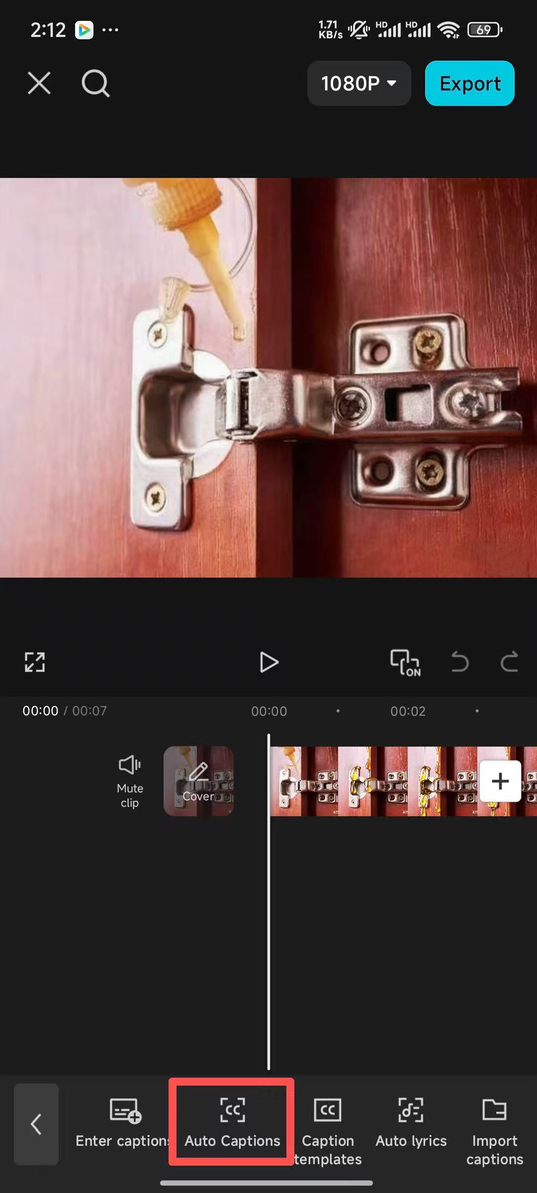 在CapCut移動應用程式上點選“自動字幕”