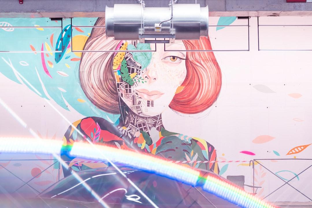 Un personaje de anime futurista interactuando con con una interfaz de usuario