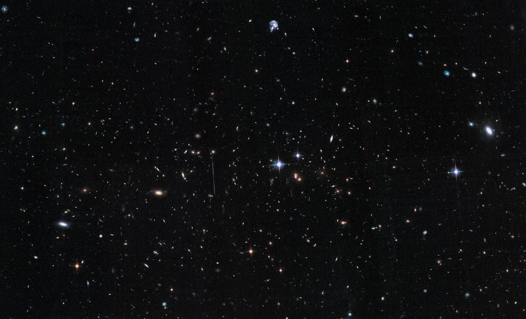 Albert Einstein stilizált képe csillagok és galaxisok háttérrel, a "80+ legjobb Einstein idézetek" szöveggel.