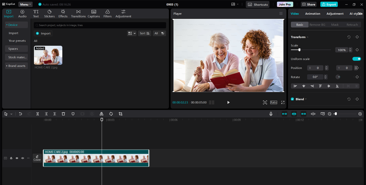 Uno screenshot della CapCut timeline dell'editor video desktop, che mostra i clip video disposti per l'editing.