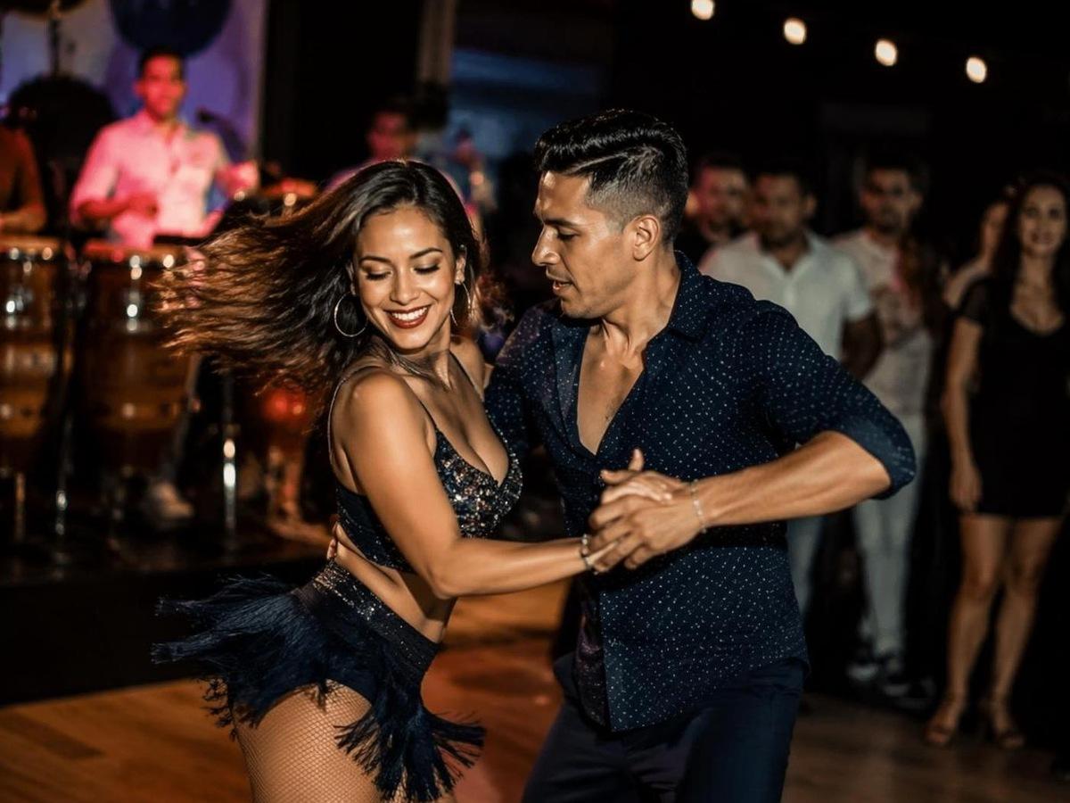 AI salsa dance generator kartu prompt berbeda foto asli 2 dalam 4: 3