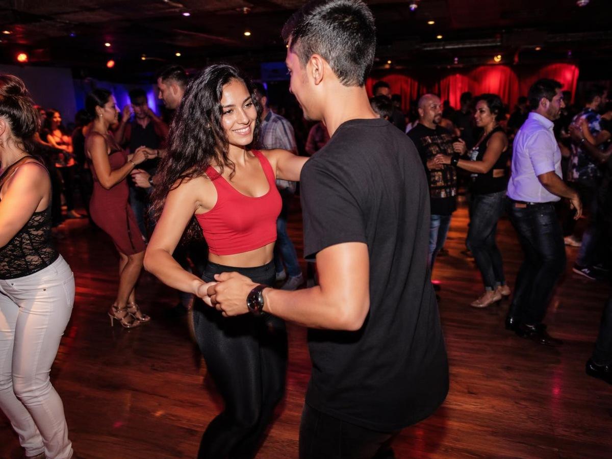 AI salsa dance generator kartu prompt berbeda foto asli 1 dalam 4: 3