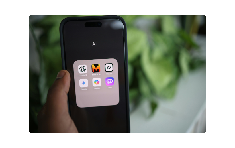 Smartphone yang menampilkan folder aplikasi AI, menunjukkan alat untuk ide pekerjaan sampingan dan menghasilkan uang secara online dengan AI.
