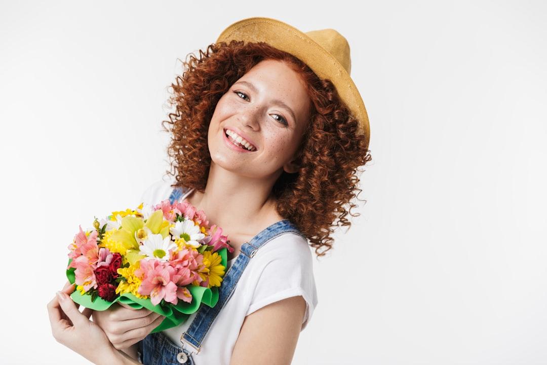 ung kvinna ler med blommor romantisk gåva