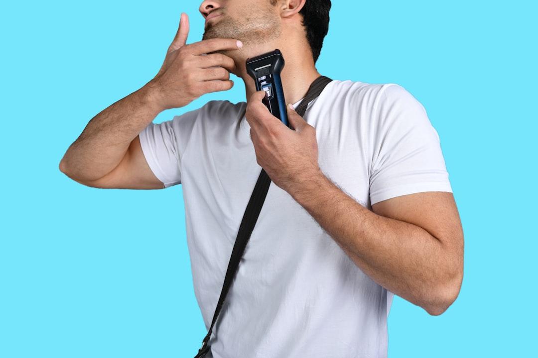 Eine Person, die mit einer KI-Diktiergerät-App in ein Smartphone spricht, zeigt die Bequemlichkeit der mobilen Aufnahme.