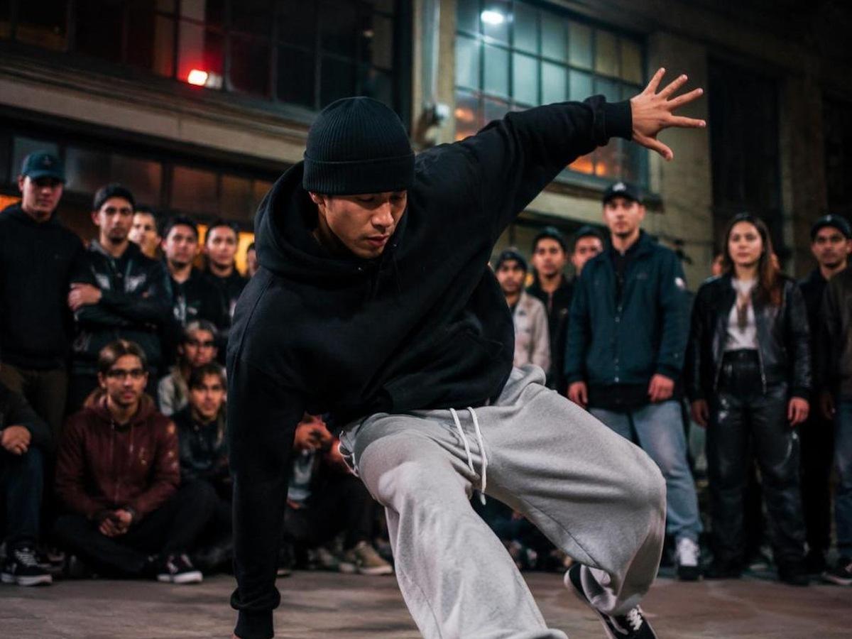 Kad gesaan penjana tarian hip hop AI foto sebenar yang berbeza 1 dalam 4: 3